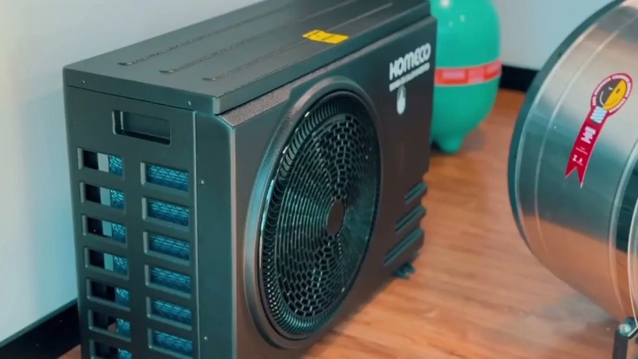 Bomba de calor Komeco, filtro e boiler expostos na loja da Maringá Energy